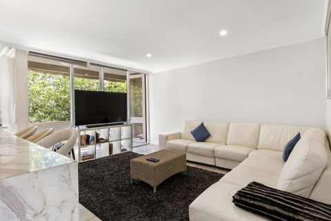 Luxury Spacious 3-bedroom Suite On Exclusive Lansell Rd, Toorak - Accommodation Guide 1