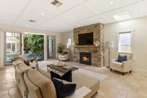 Luxury Beach House - Footsteps To Beach - Accommodation Asia 1