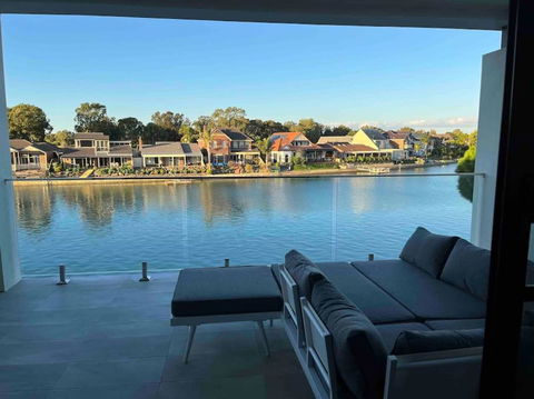 Luxury On The Lake - Accommodation Asia 0