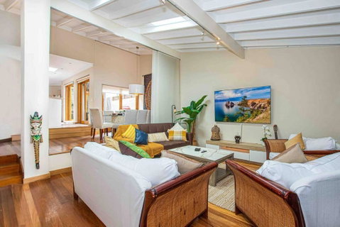 Luxury Retreat Home - 4bed House W/Parking - Mins From CBD - Accommodation Guide 0