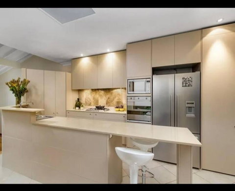 Luxury Retreat Home - 4bed House W/Parking - Mins From CBD - Accommodation Guide 3