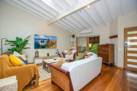 Luxury Retreat Home - 4bed House W/Parking - Mins From CBD - Accommodation Guide 2