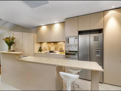 Luxury Retreat Home - 4bed House W/Parking - Mins From CBD - Accommodation Guide 1