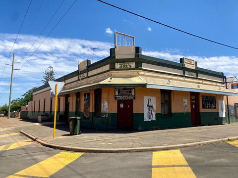 Main Reef Hotel - Accommodation Guide 0