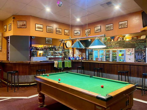 Main Reef Hotel - Accommodation Guide 1
