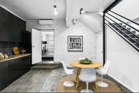 MANHATTAN STYLE 3 STORY LUXURY IN ST PETERS - Accommodation Asia 1