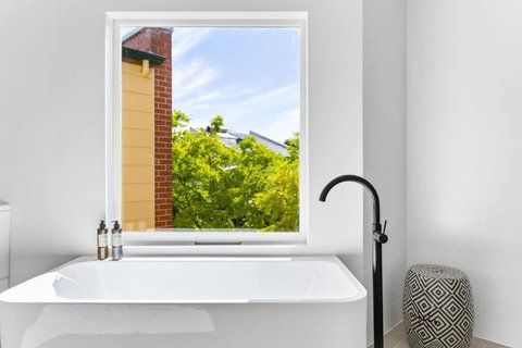 MANHATTAN STYLE 3 STORY LUXURY IN ST PETERS - Accommodation Asia 2