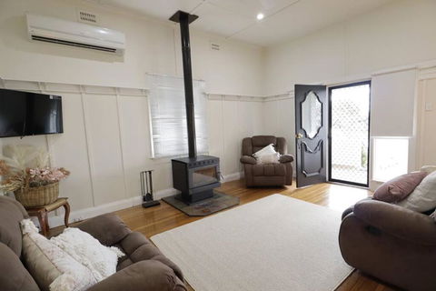Manor Cottage - Accommodation Asia 0