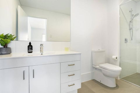 Minimalist Penthouse Condo With Skyline Vistas - Accommodation Guide 3