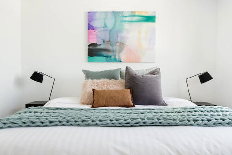 Minimalist Penthouse Condo With Skyline Vistas - Accommodation Guide 1