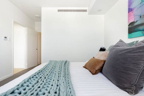 Minimalist Penthouse Condo With Skyline Vistas - Accommodation Guide 2