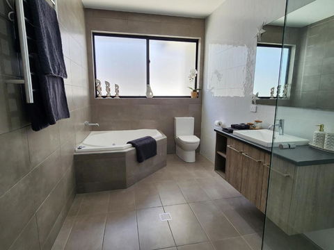 Minutes To The Beach! King Bed With TV, Spa Bath - Accommodation Asia 1