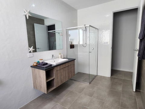 Minutes To The Beach! King Bed With TV, Spa Bath - Accommodation Asia 3
