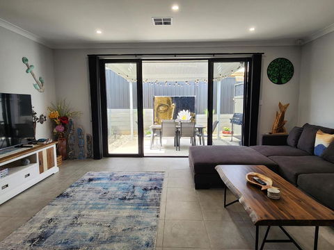 Minutes To The Beach! King Bed With TV, Spa Bath - Accommodation Asia 0