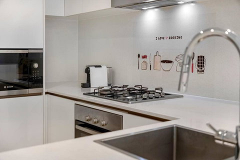 Modern 1-bdr Apt W/ Free Car Park&fantastic Pool - Accommodation Asia 3