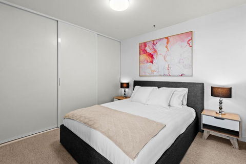 Modern 1-Bed & City Views, Steps From Racecourse - Accommodation Asia 1