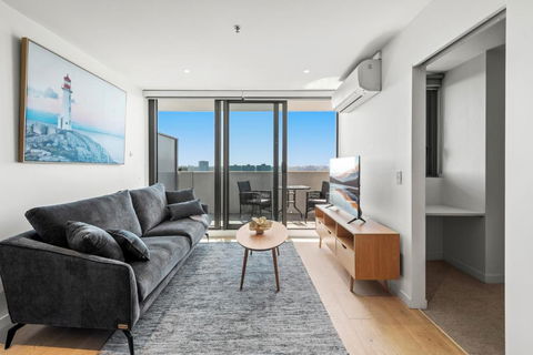 Modern 1-Bed & City Views, Steps From Racecourse - Accommodation Asia 3