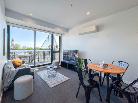 Modern 2B Apartment With City Views - Accommodation Asia 3