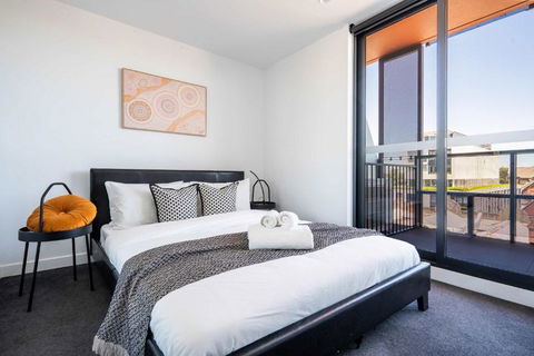 Modern 2B Apartment With City Views - Accommodation Asia 1