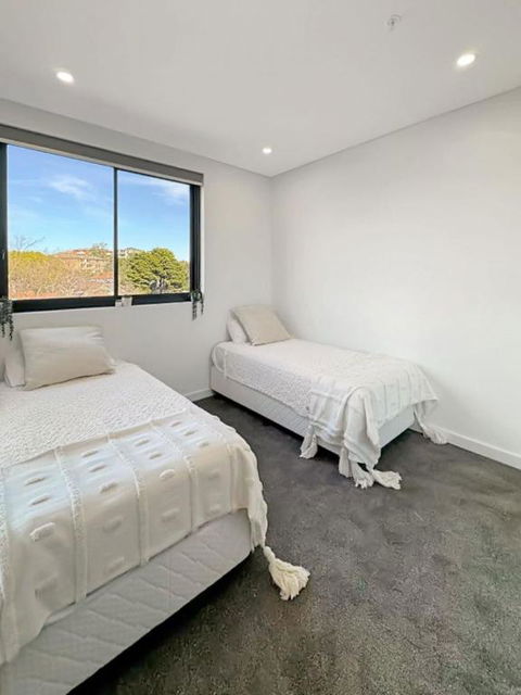 Modern 2BR Suite With Balcony & Parking Near Airport - Accommodation Guide 3