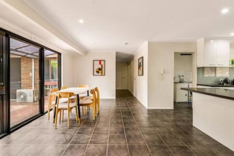 Modern Comfort Retreat 4Bed Cozy Haven W Pool - Accommodation Guide 0