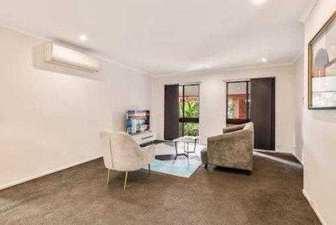 Modern Comfort Retreat 4Bed Cozy Haven W Pool - Accommodation Guide 1