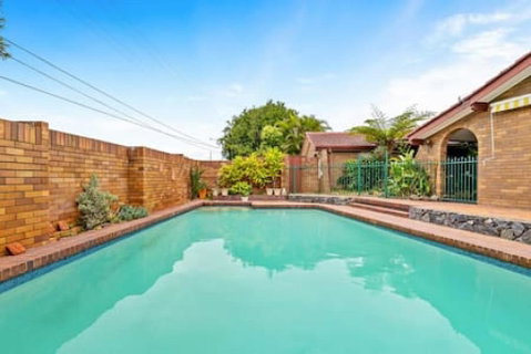 Modern Comfort Retreat 4Bed Cozy Haven W Pool - Accommodation Guide 2
