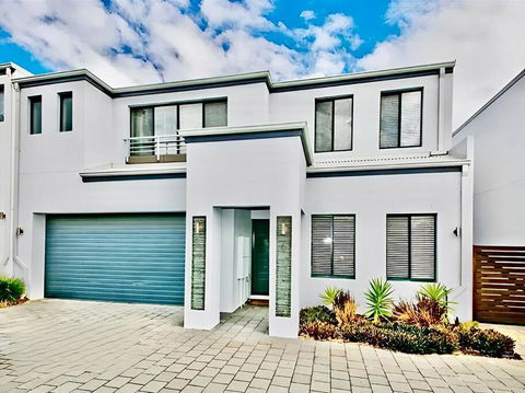 Modern Double-Story Abode A Scarborough Delight - Accommodation China 0