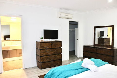 Modern Double-Story Abode A Scarborough Delight - Accommodation China 2