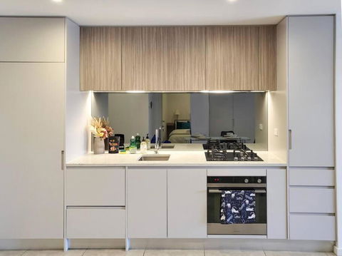Modern Elegance: 2 Bedroom Oasis W/ Free Parking - Accommodation Guide 1