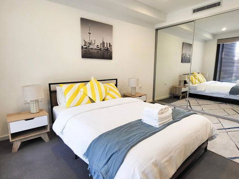 Modern Elegance: 2 Bedroom Oasis W/ Free Parking - Accommodation Guide 0