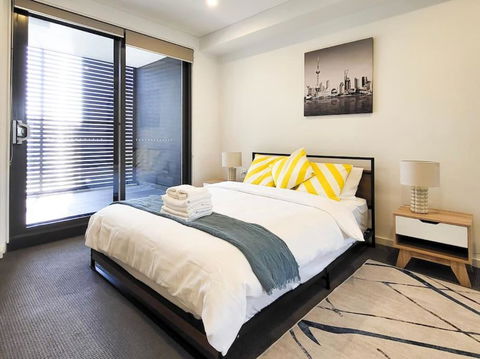 Modern Elegance: 2 Bedroom Oasis W/ Free Parking - Accommodation Guide 2