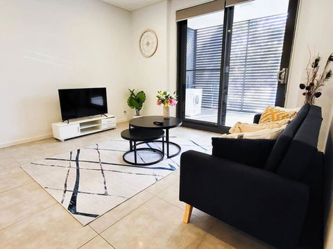 Modern Elegance: 2 Bedroom Oasis W/ Free Parking - Accommodation Guide 3