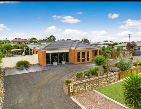 Modern Family Home With Pool - Accommodation Asia 1