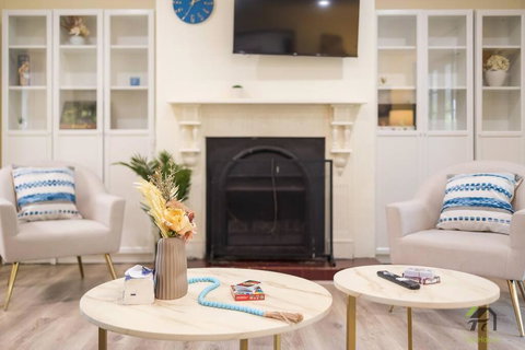 Modern Four-bedroom House In Castle Hill - Accommodation Asia 2