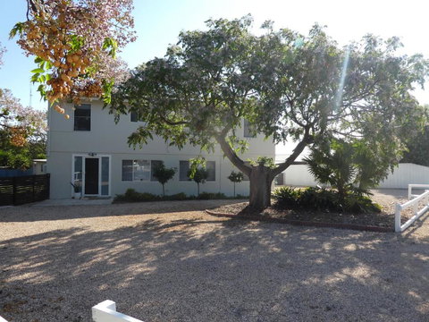 Moonta Bay Stylish Large Home 3 Min Walk From Beach And Jetty - Accommodation Asia 2