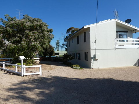 Moonta Bay Stylish Large Home 3 Min Walk From Beach And Jetty - Accommodation Asia 1