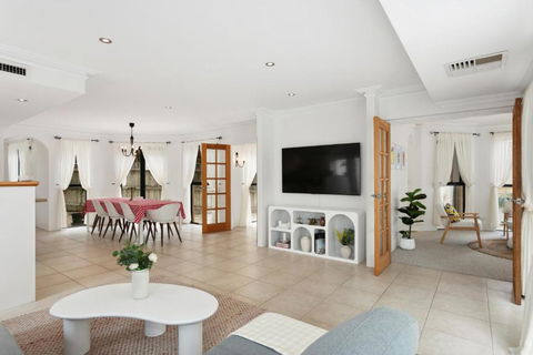 Newly Renovated Home Steps From Sorrento Beach - Accommodation Asia 2