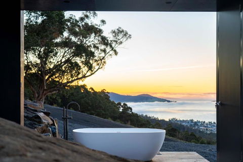 Mountain Top Snug, Studio Itas - Accommodation Asia 2