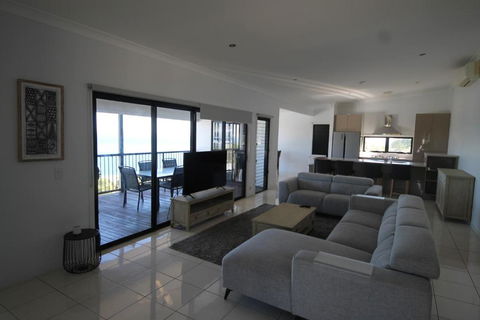 Moreton Magnificent Views - Accommodation Asia 3