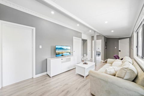 New 2 Bedroom House 500m To Mall With Free Parking - Accommodation Asia 2