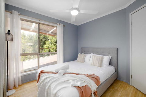 NEW 3BR Serene Creekside Retreat In Helensvale - Accommodation Guide 2