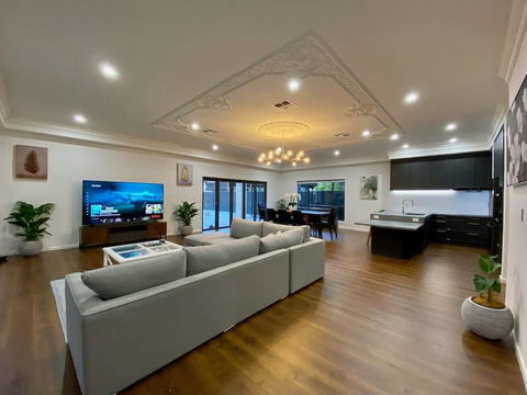 New Spacious Luxury 5 Bedroom Mansion In Unley - Accommodation Asia 3