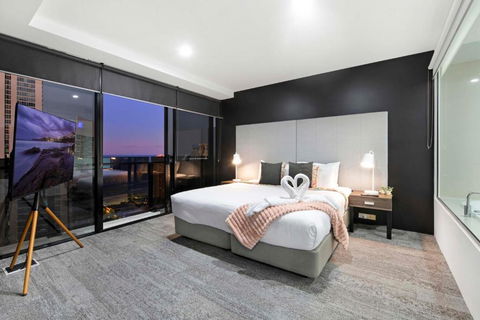 OCEAN VIEW - One Bedroom Spa Apartment - Circle On Cavill - Self Contained, Privately Managed - Accommodation Guide 0