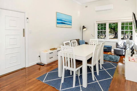 Normanville, Large Historic Three Bedroom Home - Accommodation Asia 3