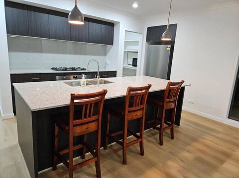 O Stylish 4 Room Oasis With 65 TV - Accommodation Guide 2