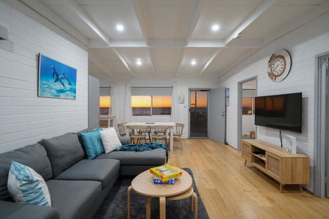 OCEA84 - Quinns Beach Shack: Ocean Views - Accommodation Guide 3
