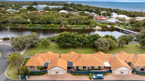 Ocean Breeze Villa - Accommodation Guide 0