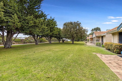 Ocean Breeze Villa - Accommodation Guide 1