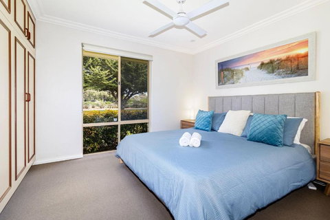 Ocean Breeze Villa - Accommodation Guide 2